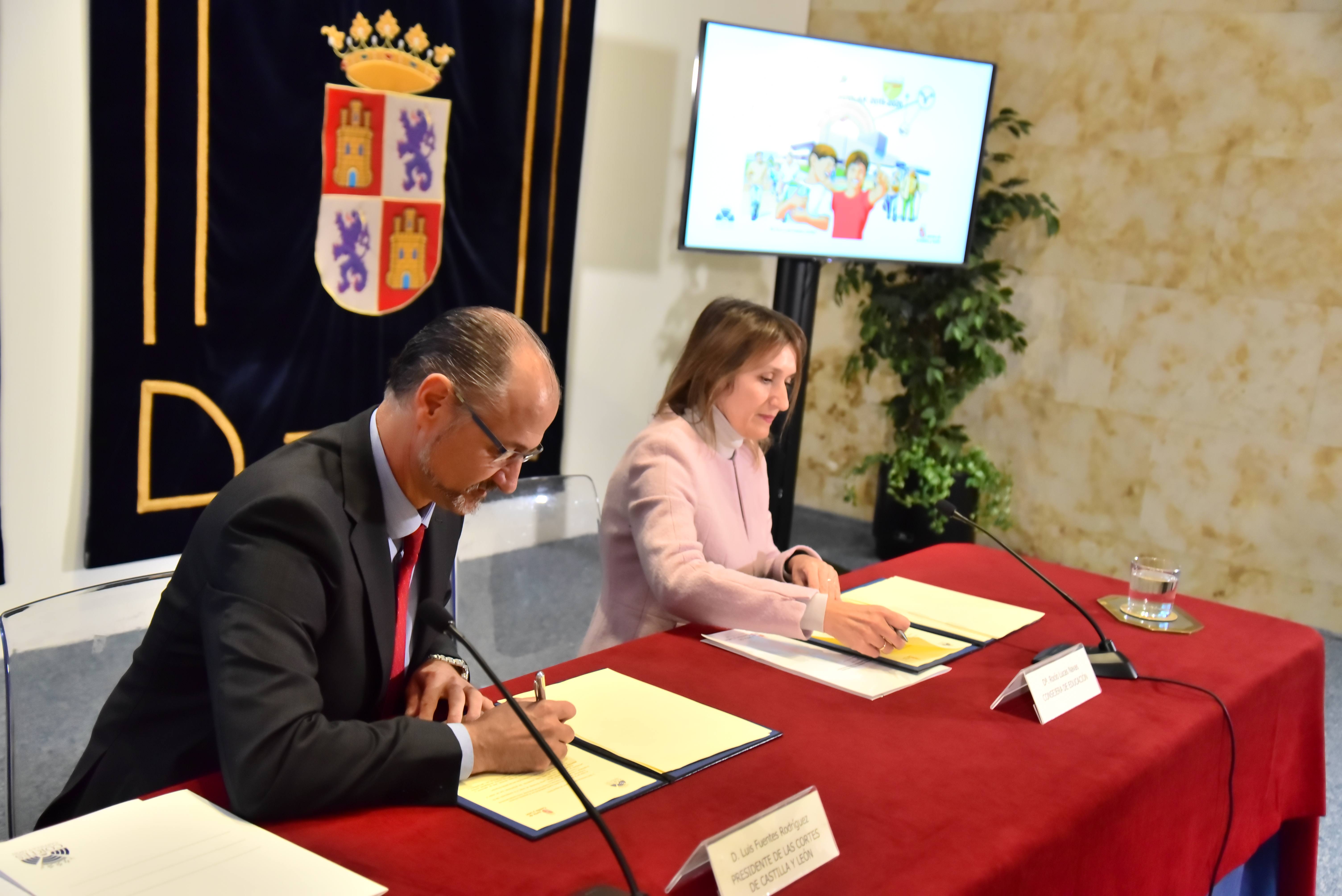 Firma del convenio de Eduación entre las Cortes y la Junta