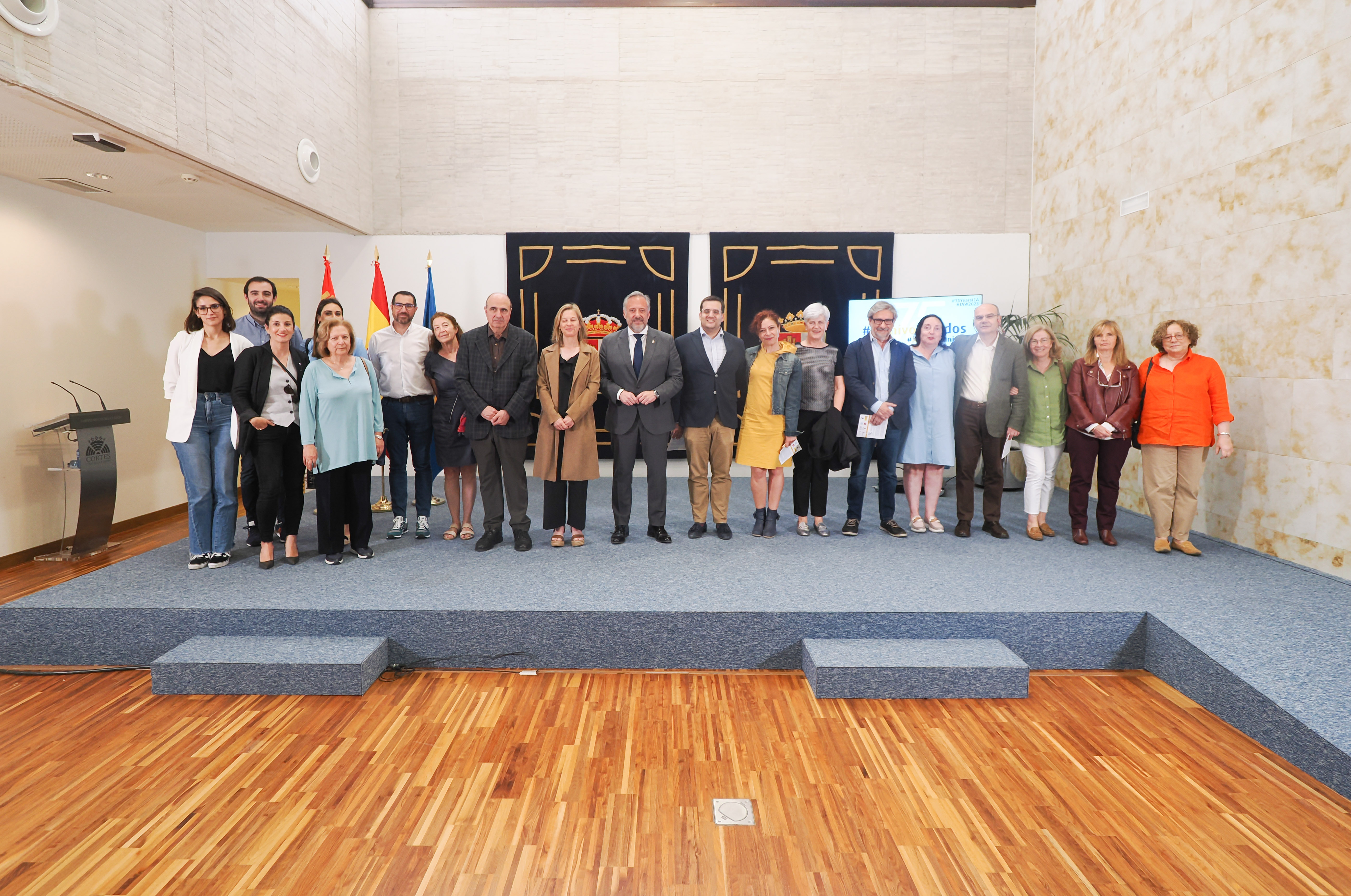 Foto de grupo de los participantes en el acto