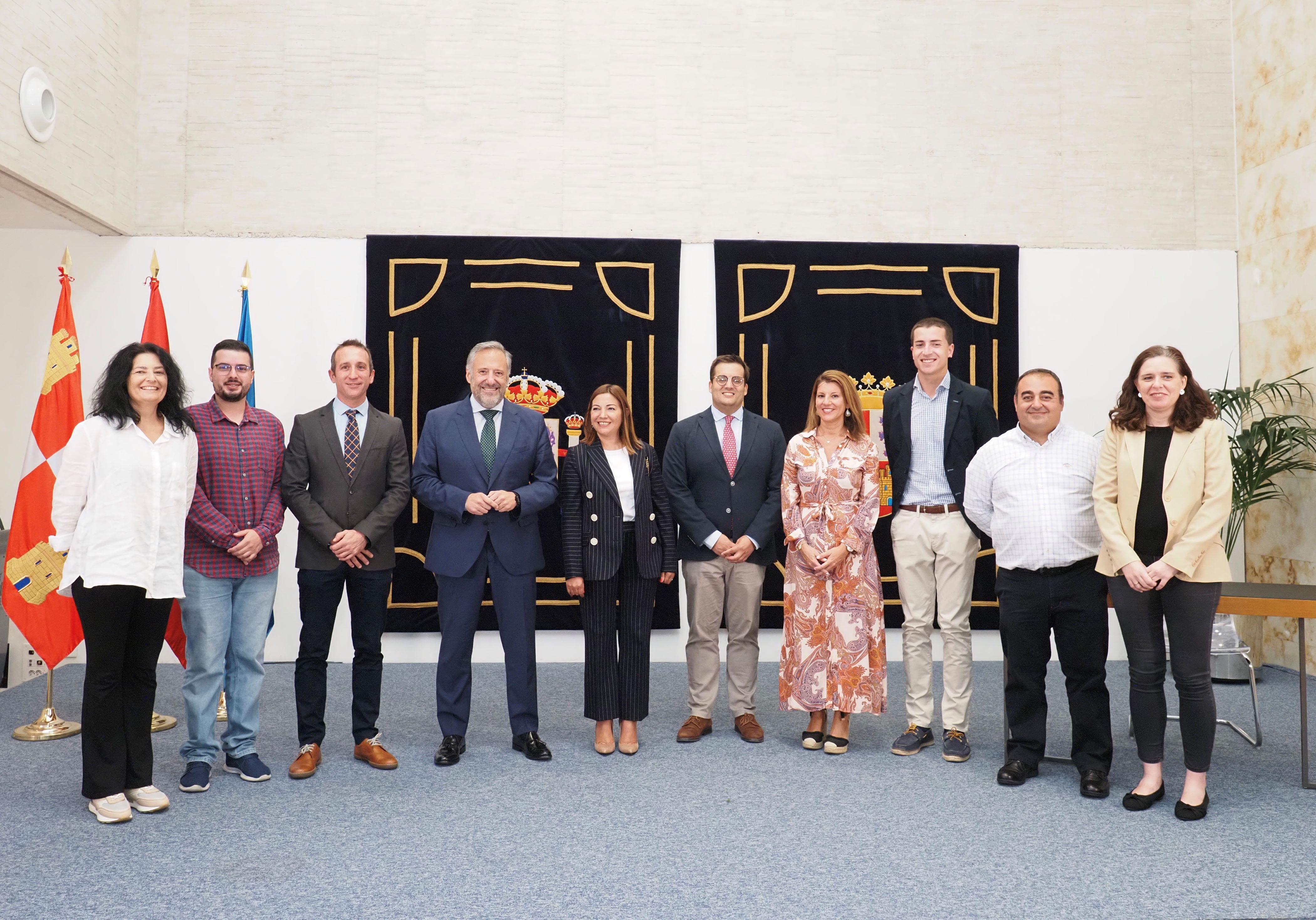 El Presidente de las Cortes da la bienvenida a los nuevos ujieres del Parlamento Regional.