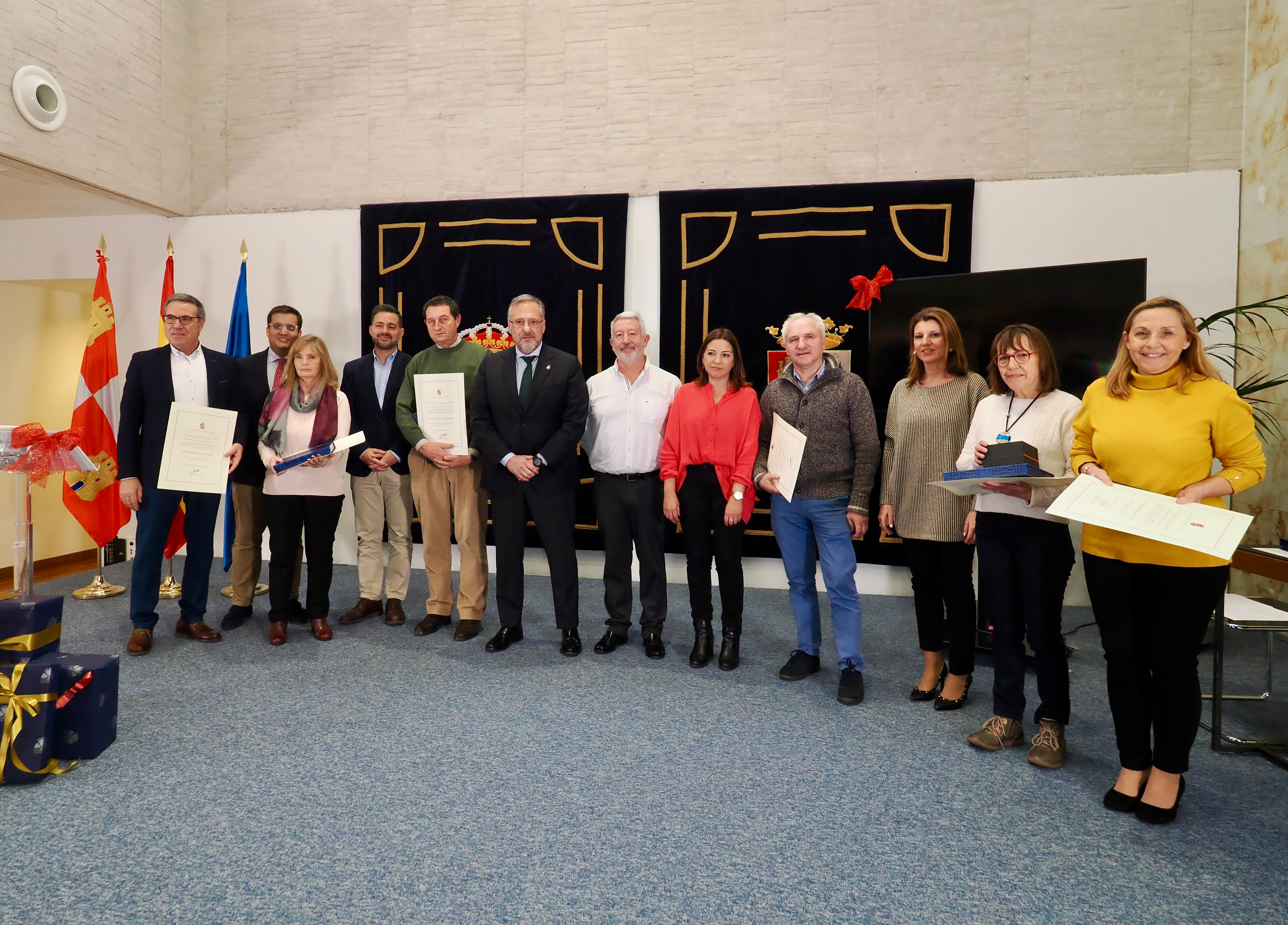 El presidente de las Cortes entrega las distinciones por edad de jubilación al personal del Parlamento Regional.