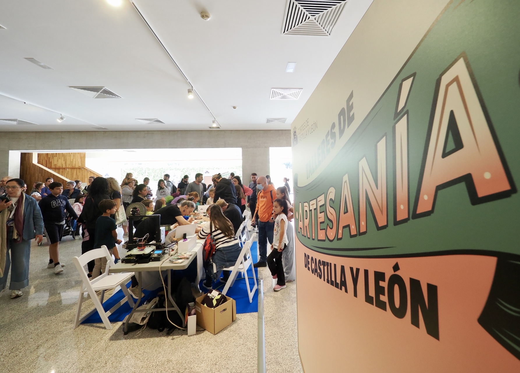 Más de dos mil personas visitan las Cortes en la jornada de Talleres Artesanos de Castilla y León.