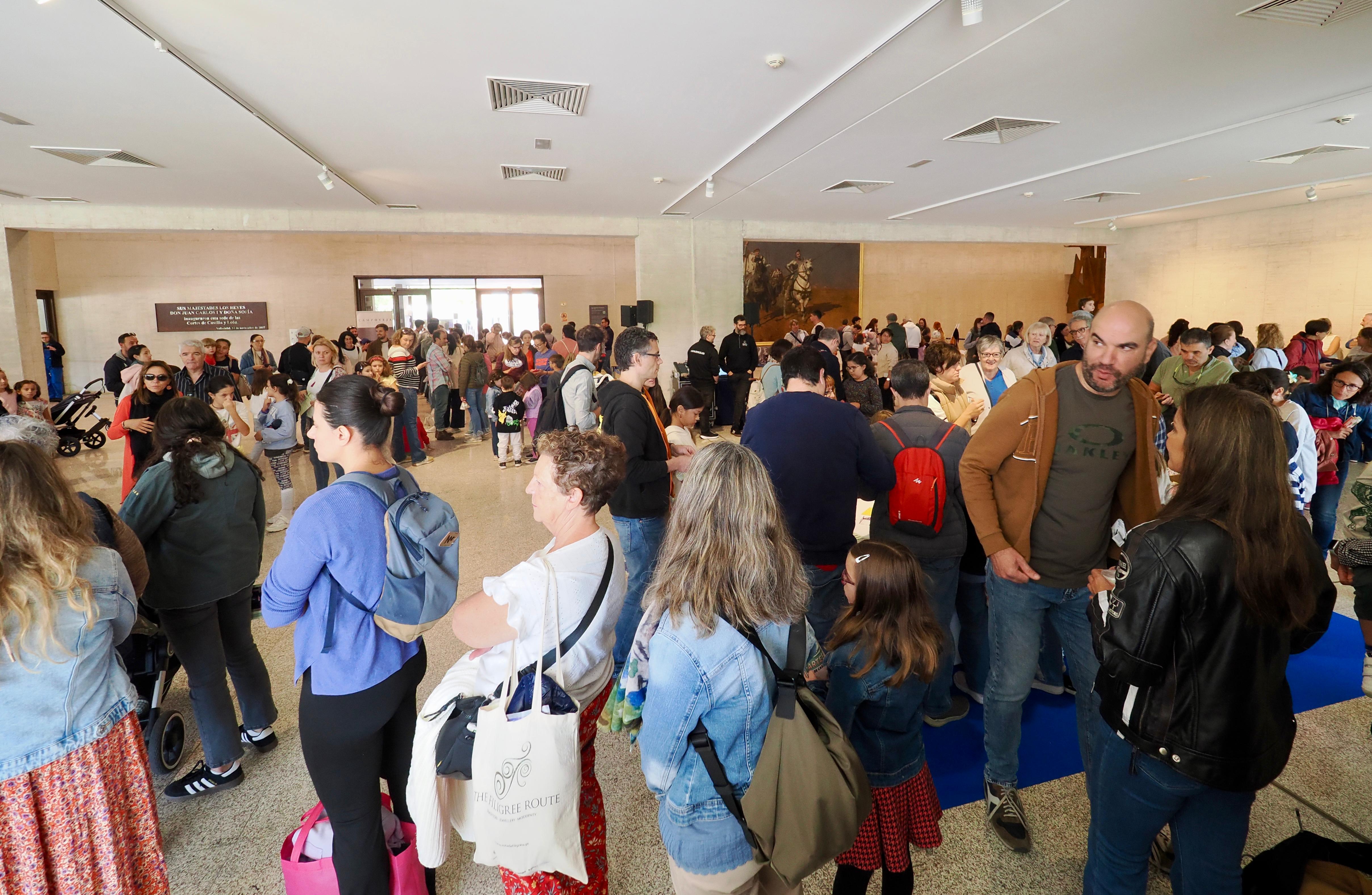 Más de dos mil personas visitan las Cortes en la jornada de Talleres Artesanos de Castilla y León.