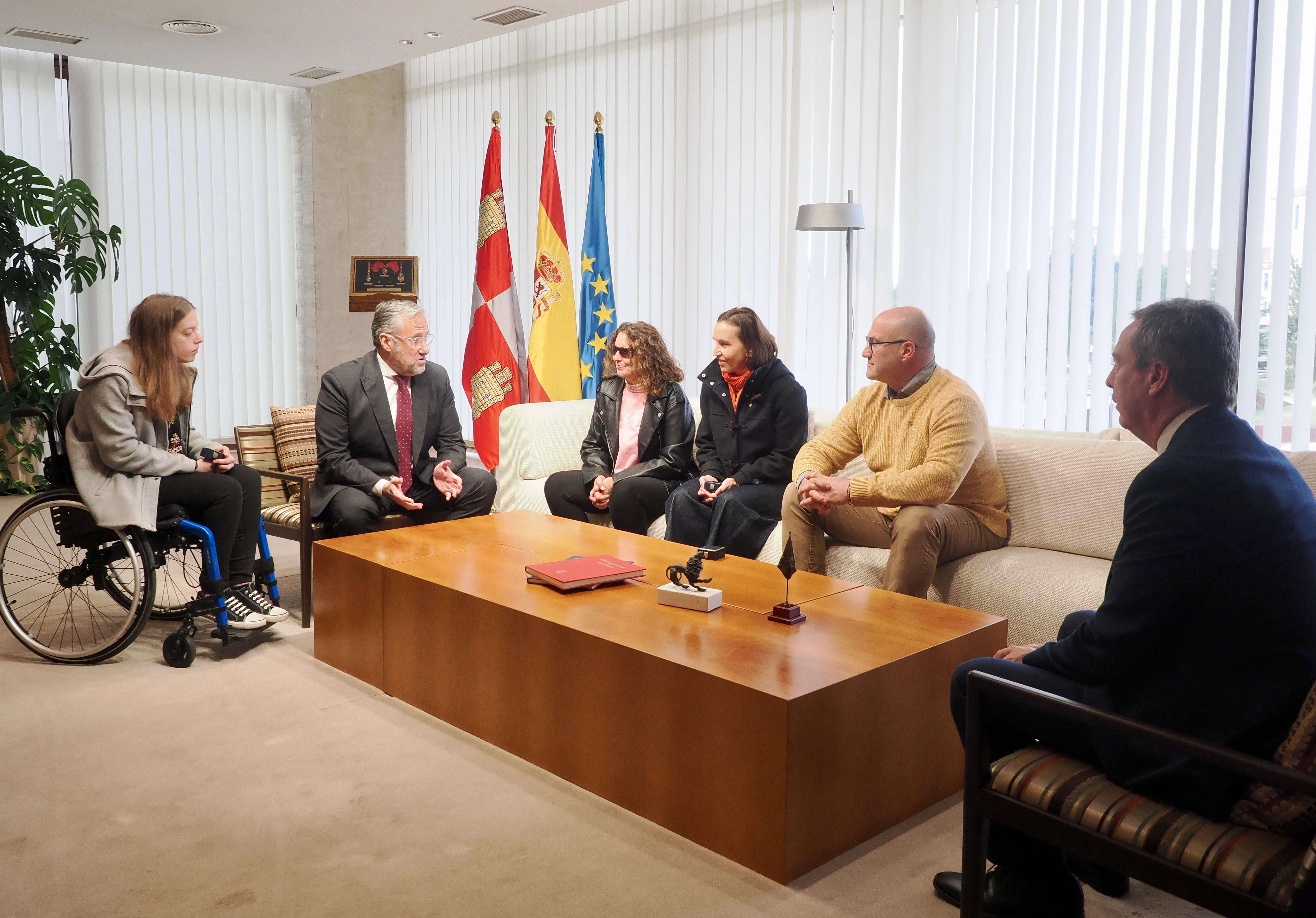 El presidente de las Cortes entrega insignia conmemorativa a los medallistas olímpicos y paralímpicos de Castilla y León