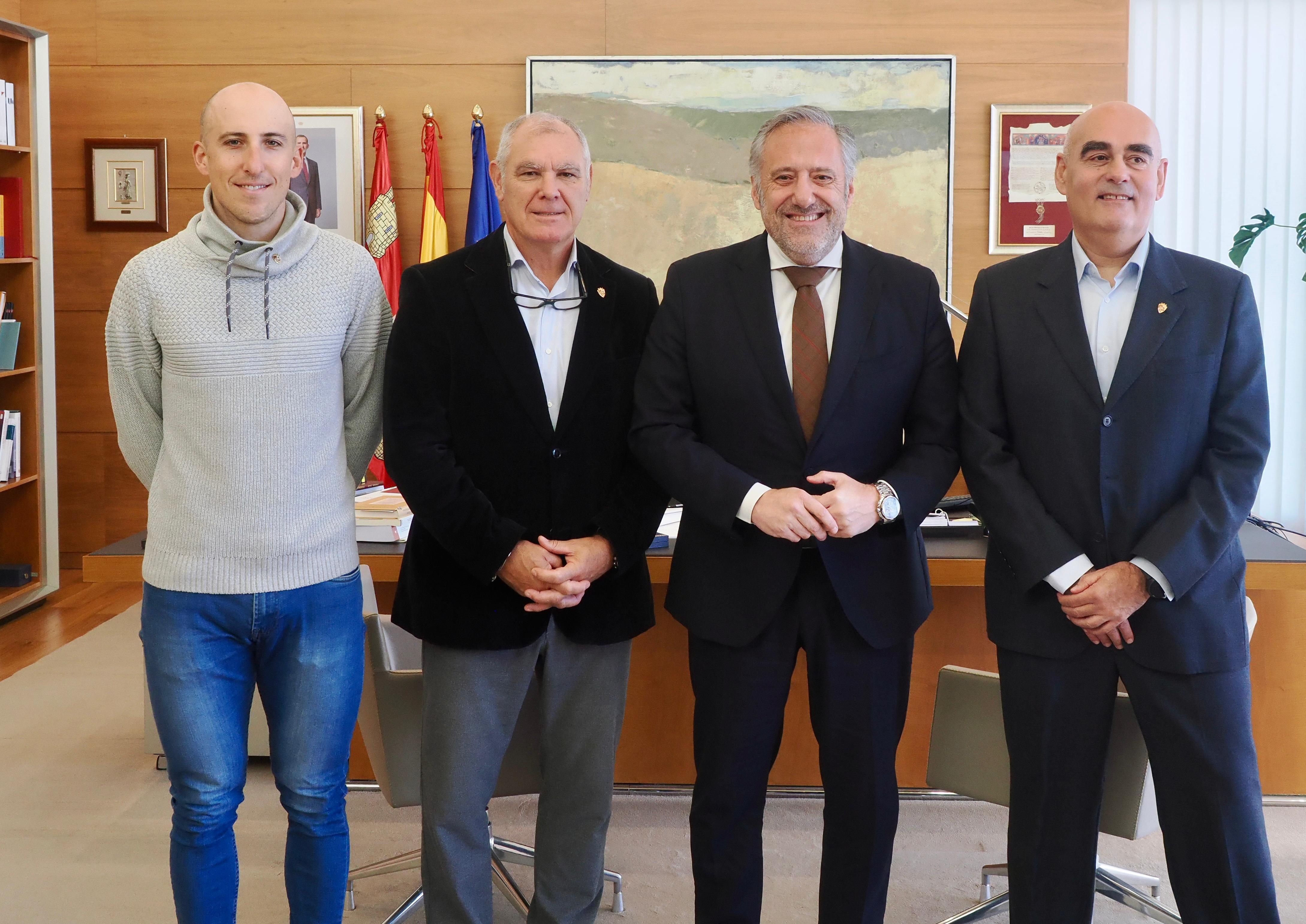 El presidente de las Cortes entrega insignia conmemorativa a los medallistas olímpicos y paralímpicos de Castilla y León