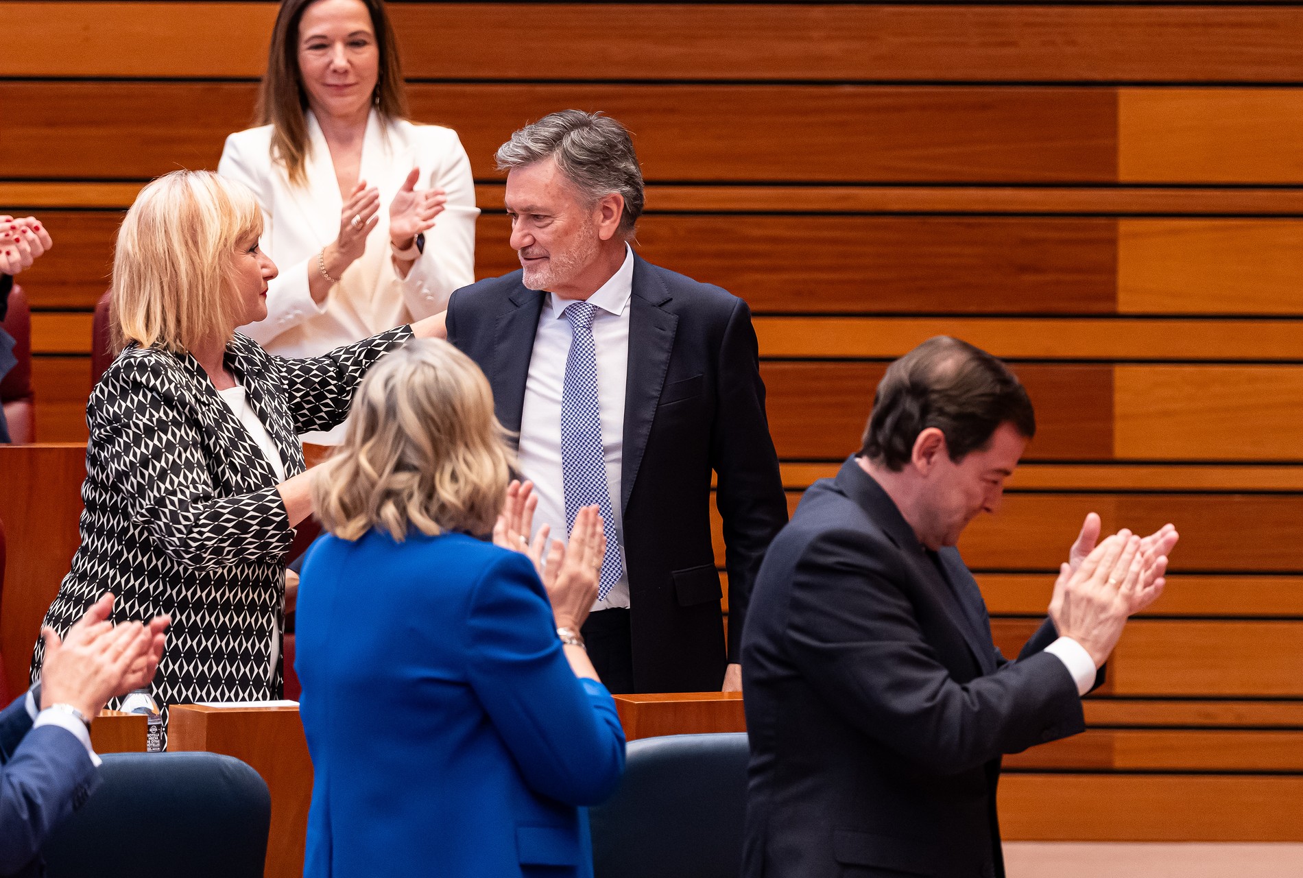 Francisco Javier Vázquez Requero siendo aplauido por sus compañeros de partido