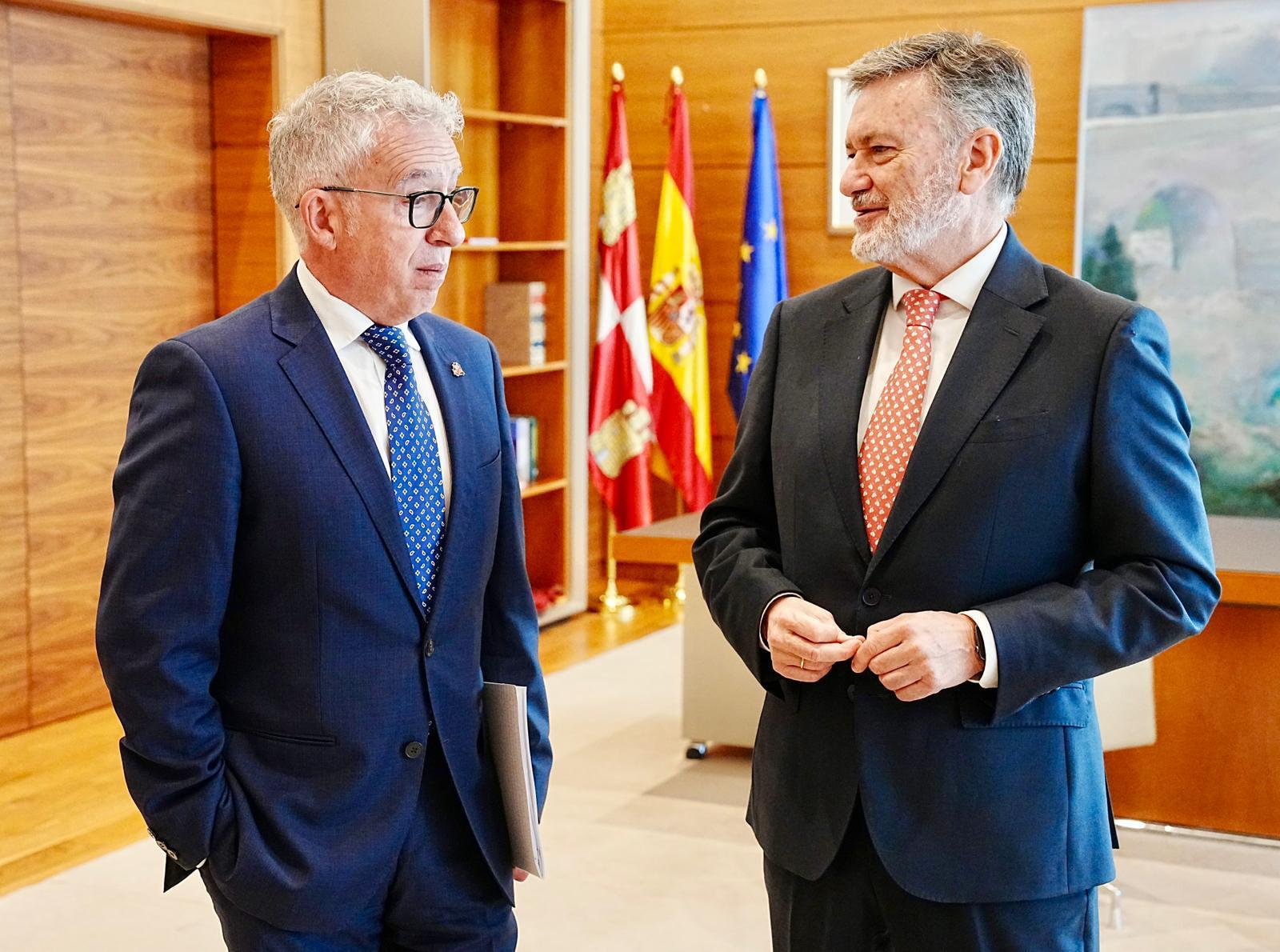El Presidente de las Cortes, Francisco Vázquez, recibe a Ángel Ceña Tutor de «¡Soria Ya!»