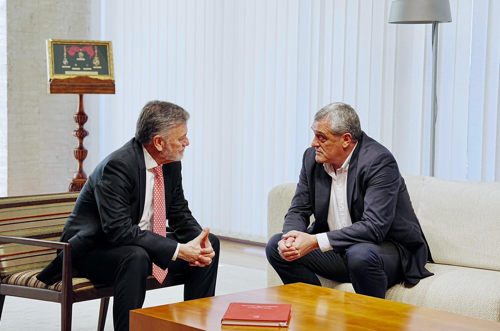 El Presidente de las Cortes, Francisco Vázquez, y Pedro José Pascual Muñoz de «X Ávila»
