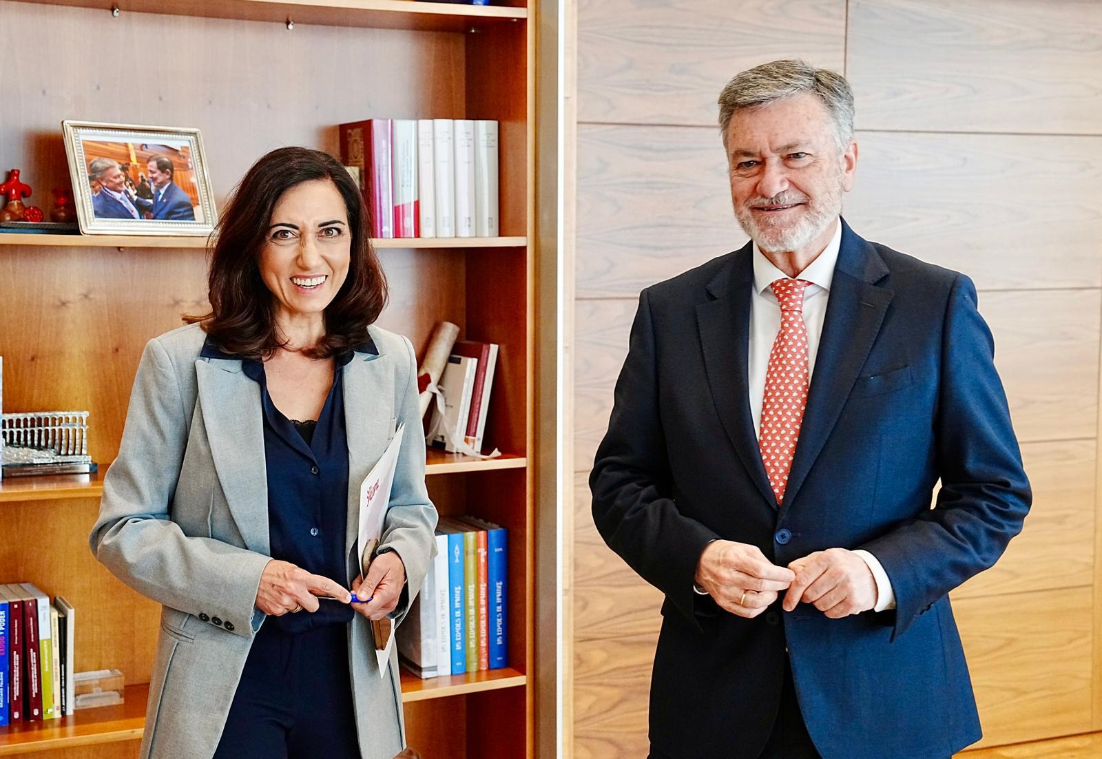 El Presidente de las Cortes, Francisco Vázquez, y la portavoz del Grupo Parlamentario Mixto, Alicia Gallego