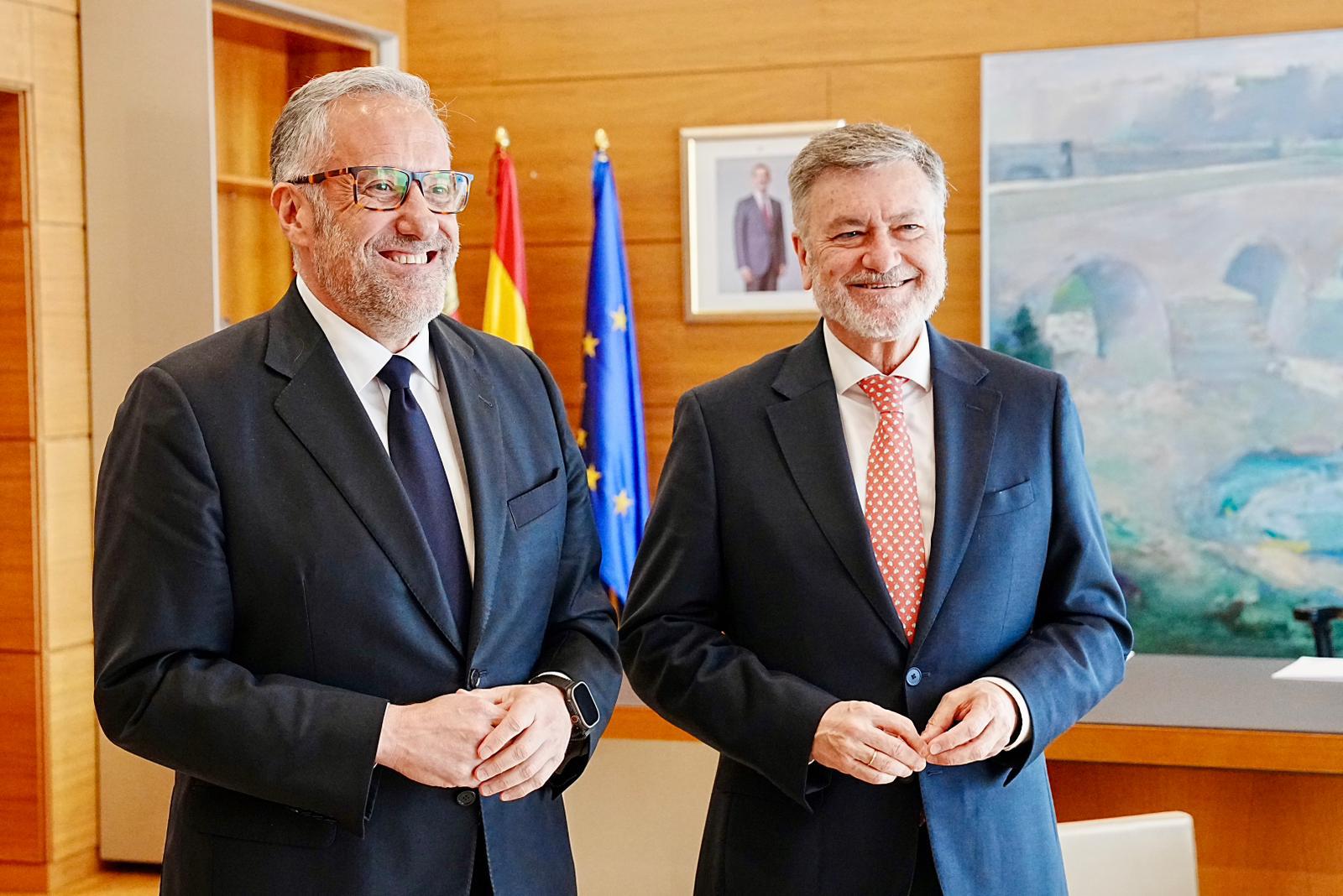 El Presidente de las Cortes, Francisco Vázquez, y el Portavoz del Grupo Parlamentario VOX Castilla y León, Carlos Pollán