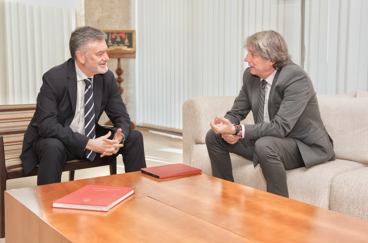 El Presidente de las Cortes con el Procurador del PSOE, Carlos Martínez