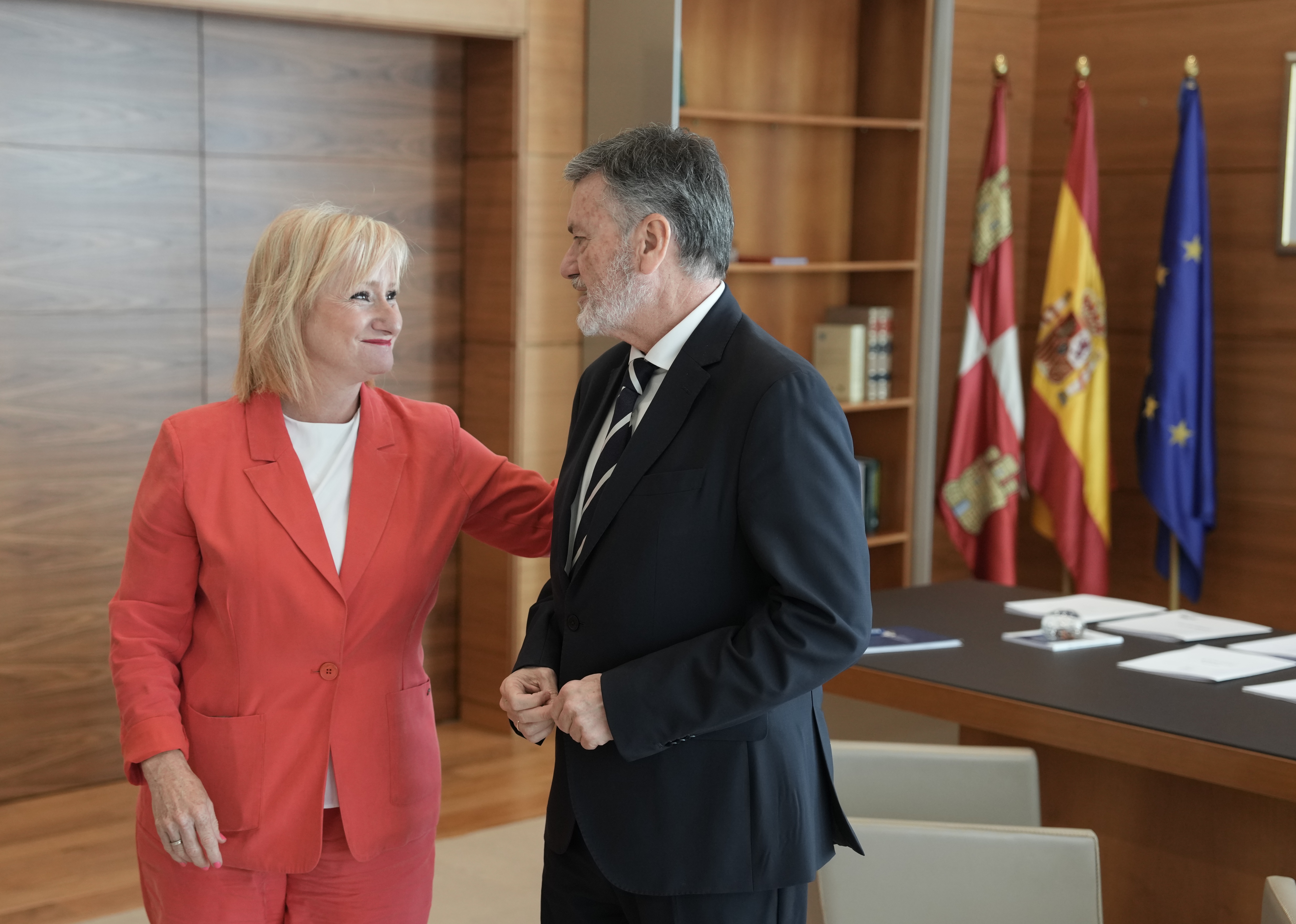 El Presidente de las Cortes, Francisco Vázquez, con la Procuradora del PP, Leticia García