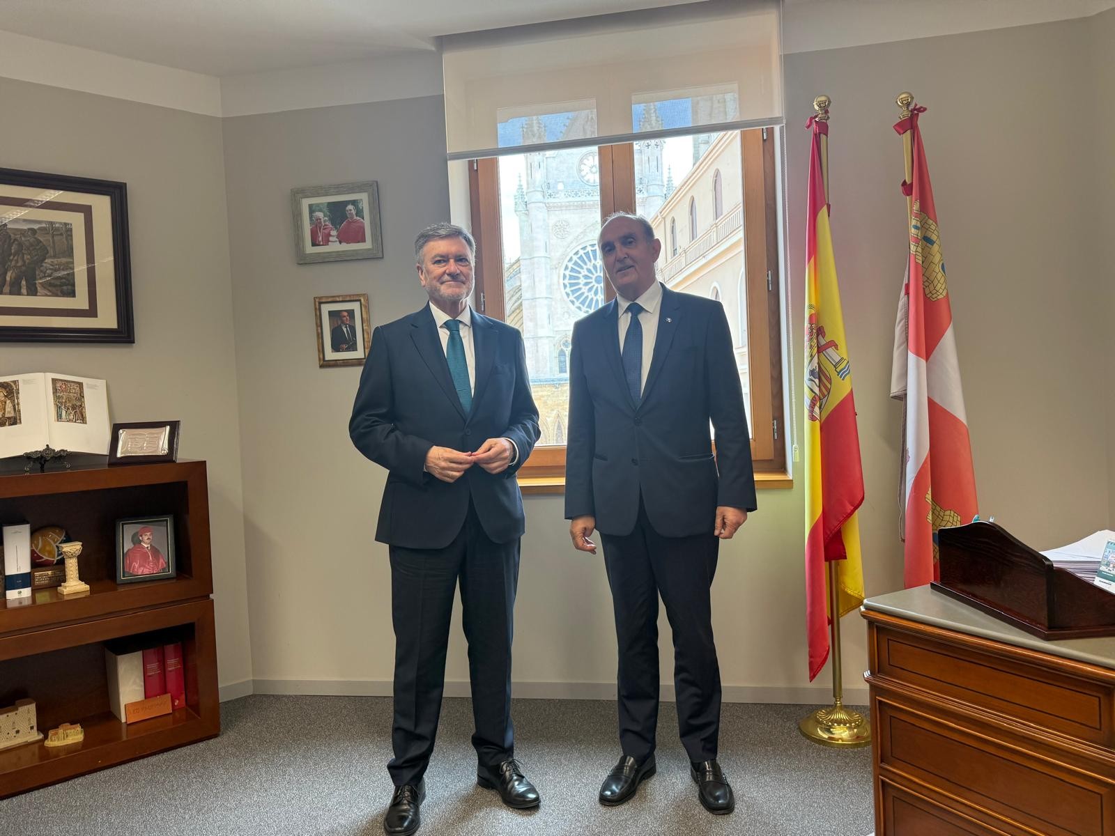 El Presidente de las Cortes, Francisco Javier Vázquez Requero, con el Procurador del Común, Tomás Quintana López