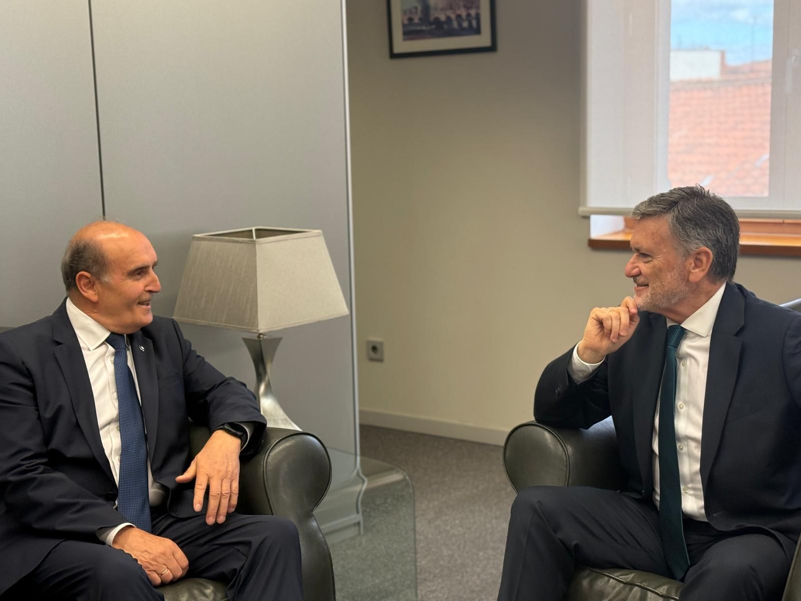 El Presidente de las Cortes, Francisco Javier Vázquez Requero, con el Procurador del Común, Tomás Quintana López