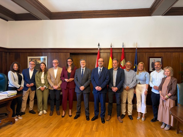 Visita del presidente de las Cortes al Ayuntamiento de Ponferrada