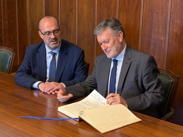 Visita del presidente de las Cortes al Ayuntamiento de Ponferrada