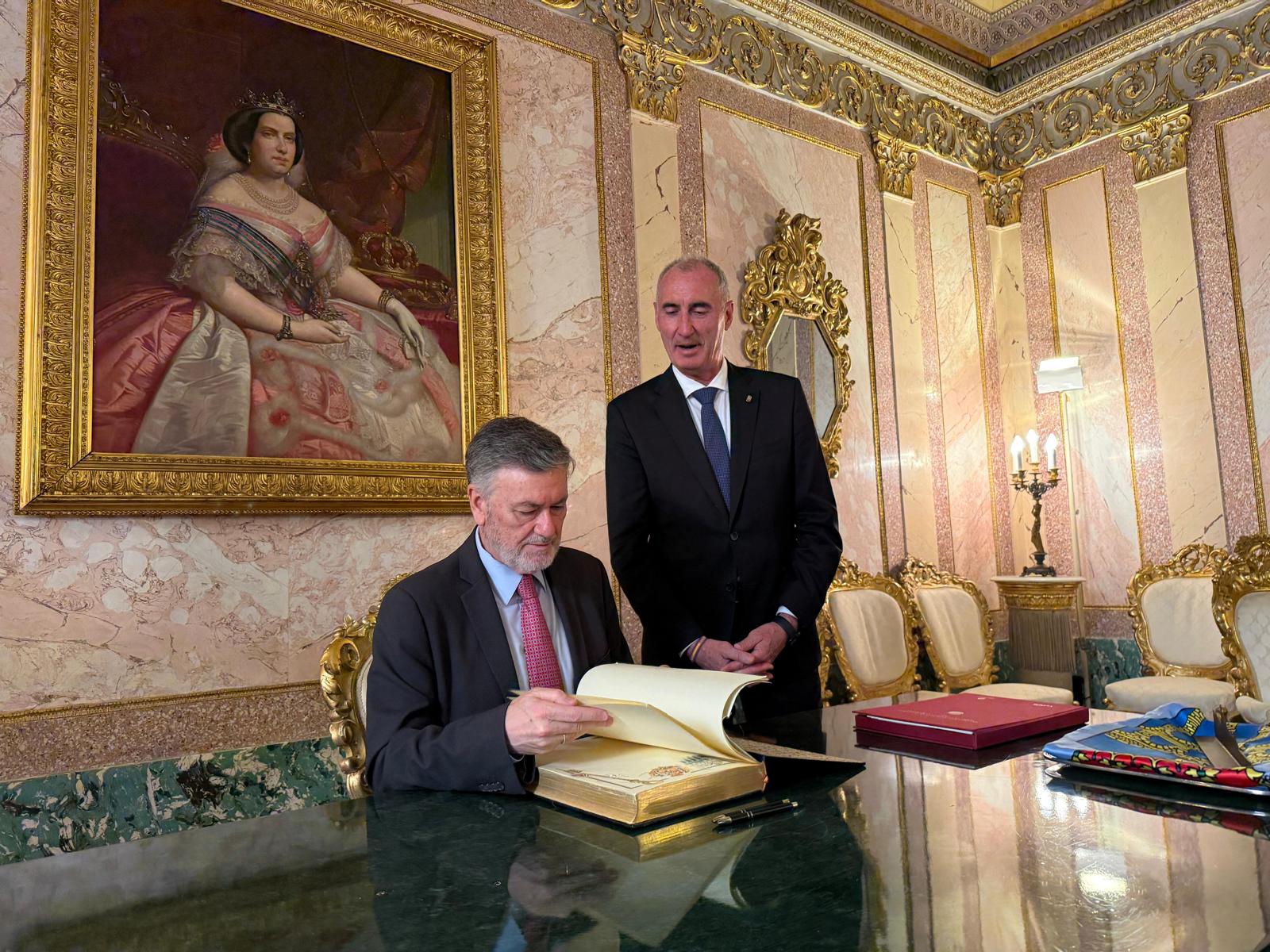 Visita institucional del presidente de las Cortes al Ayuntamiento de Segovia