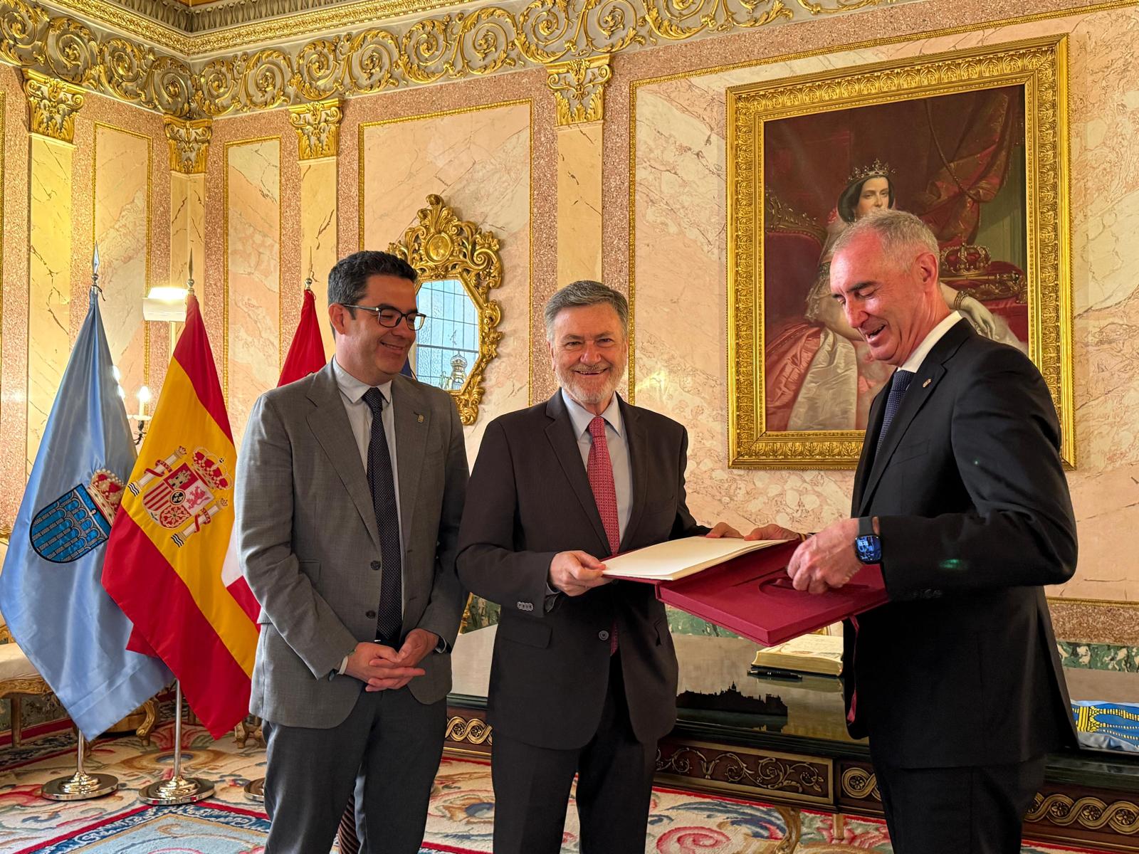 Visita institucional del presidente de las Cortes al Ayuntamiento de Segovia