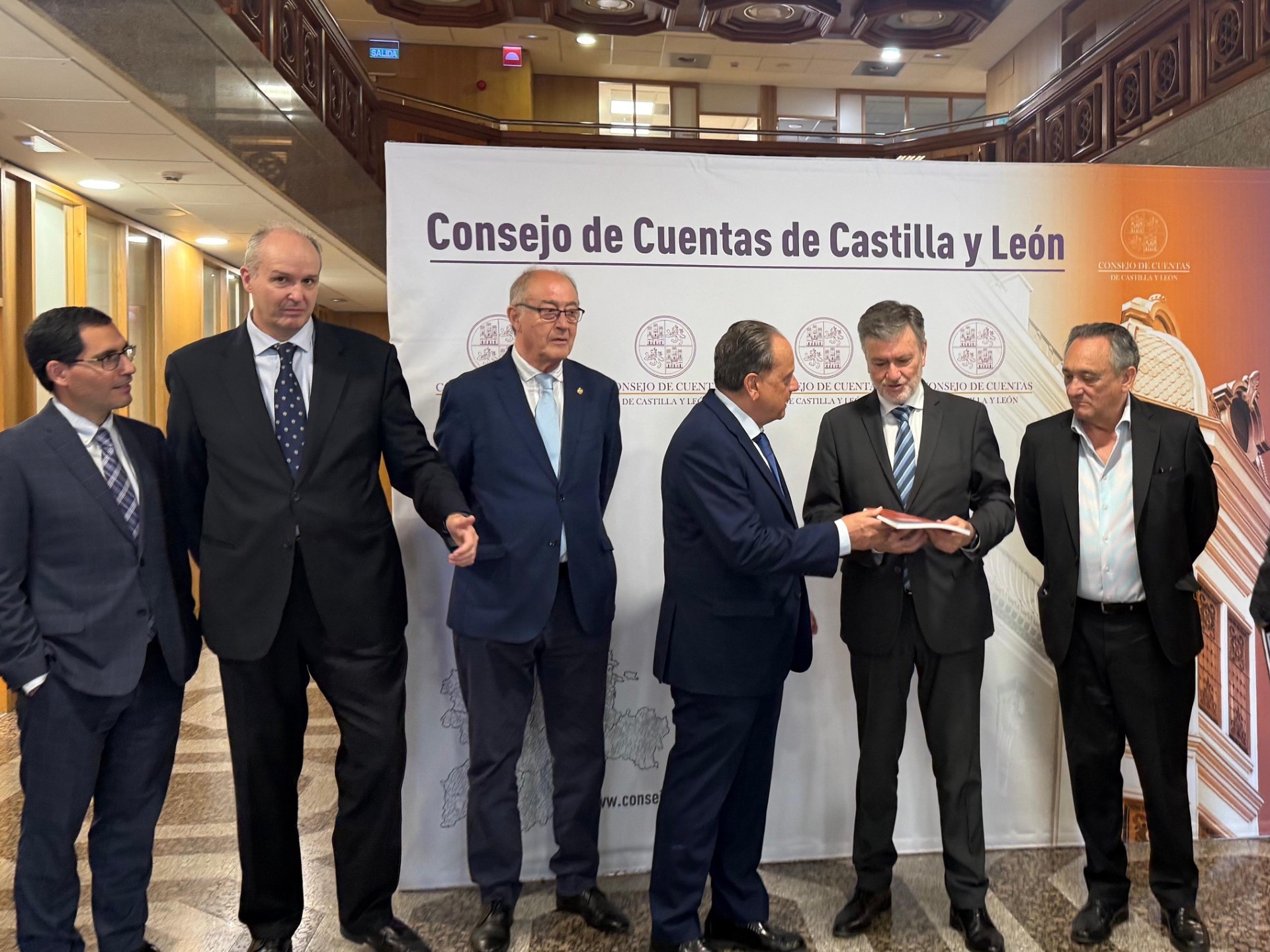 El presidente de las Cortes de Castilla y León recibe la Memoria 2025 del Consejo de Cuentas