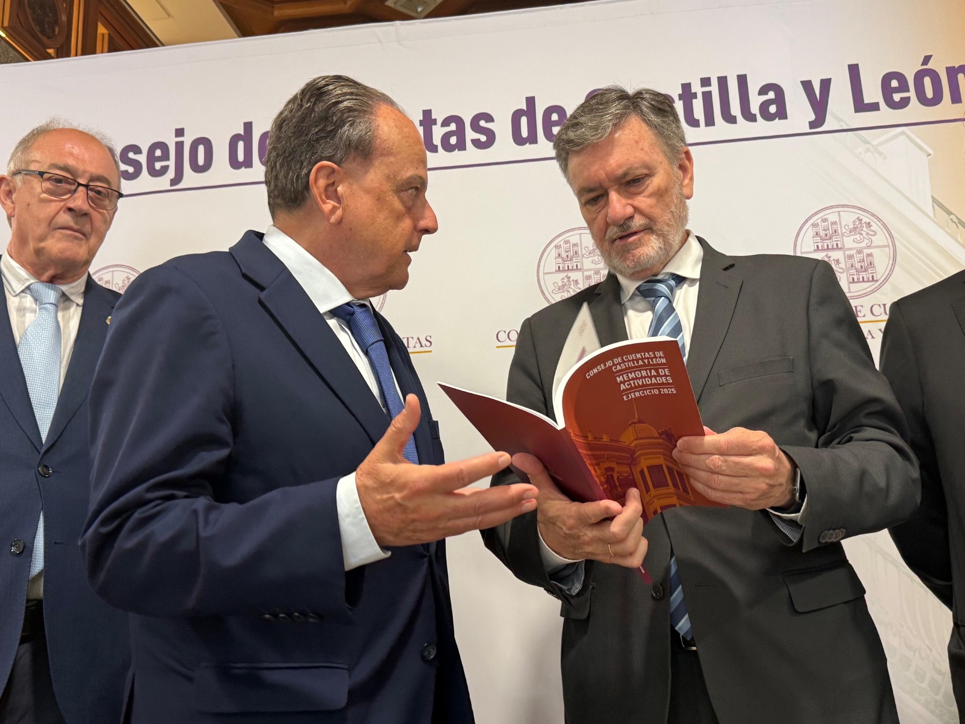 El presidente de las Cortes de Castilla y León recibe la Memoria 2025 del Consejo de Cuentas