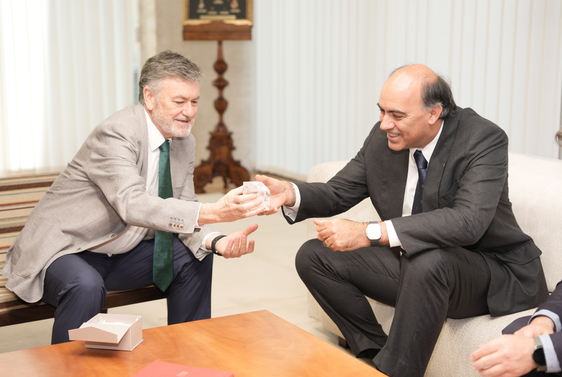 El presidente de las Cortes de Castilla y León recibe al embajador de la República Argentina en España