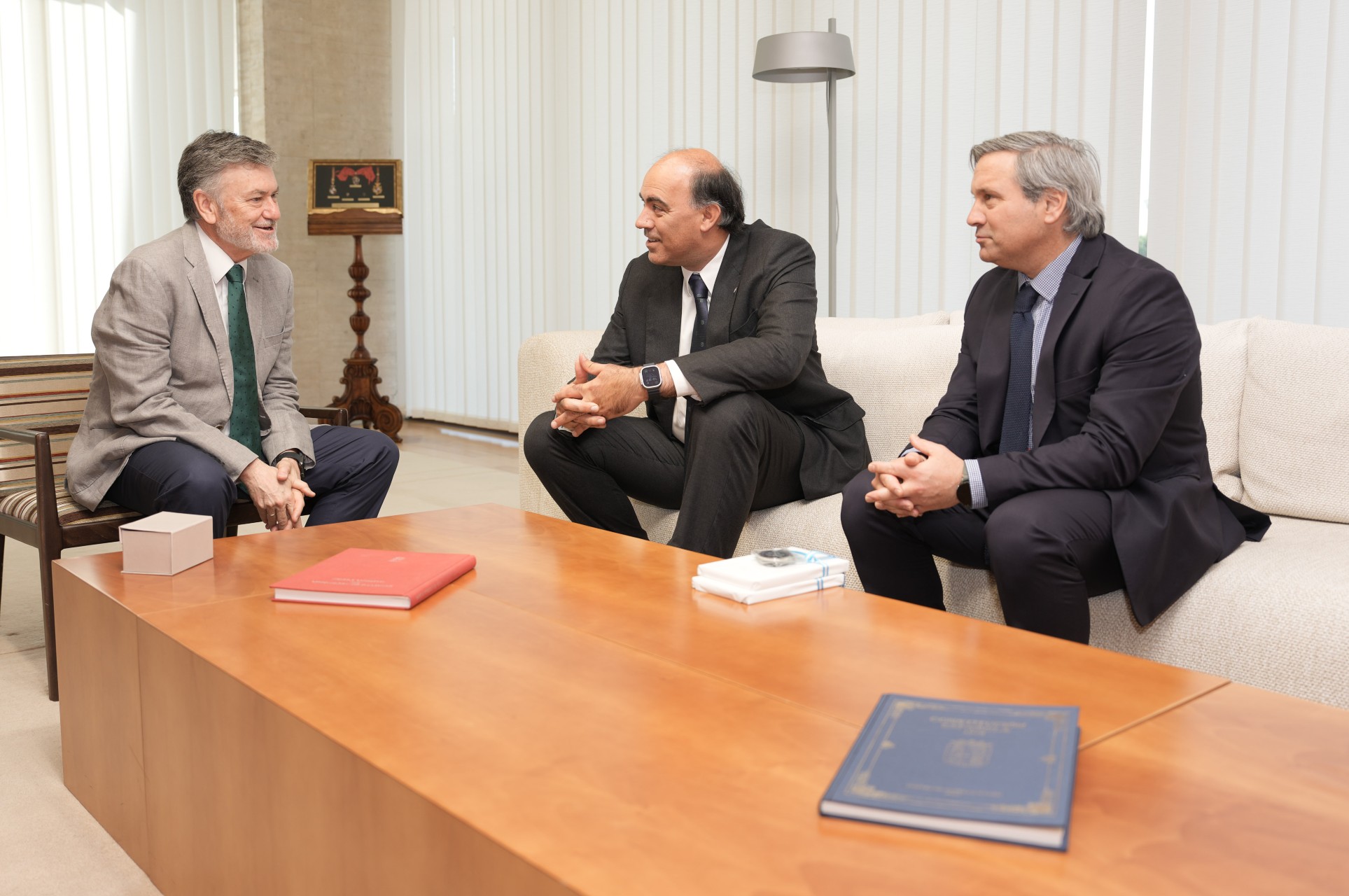 El presidente de las Cortes de Castilla y León recibe al embajador de la República Argentina en España
