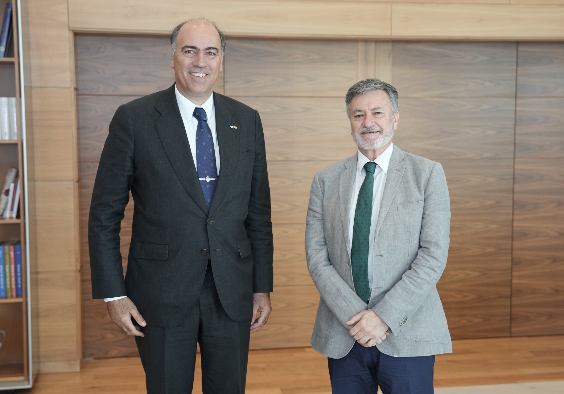 El presidente de las Cortes de Castilla y León recibe al embajador de la República Argentina en España