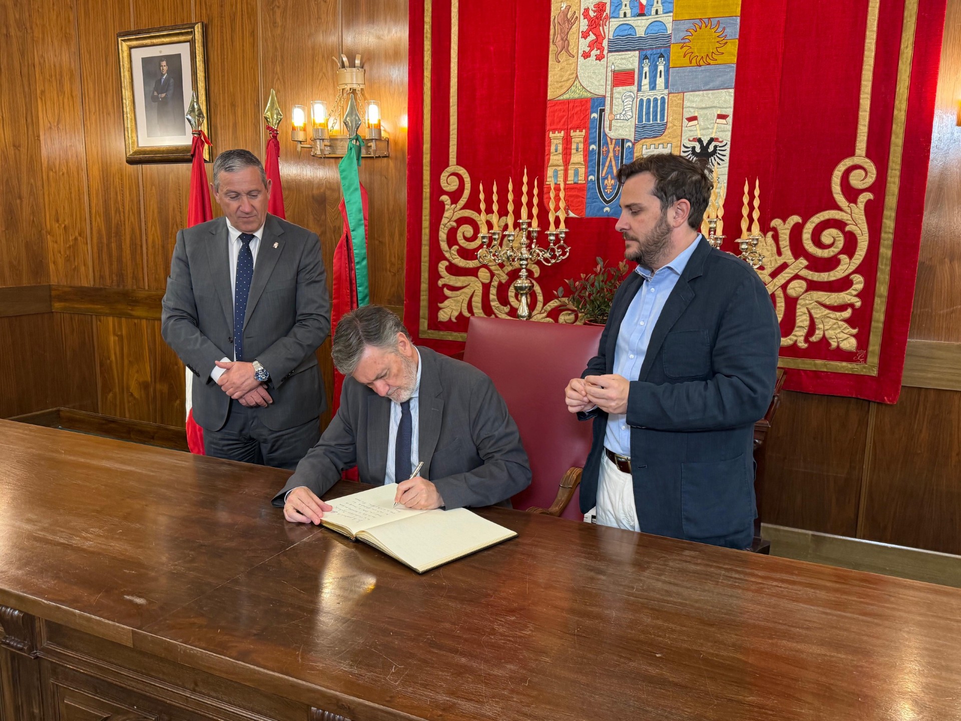 La Diputación de Zamora recibe la visita institucional del presidente de las Cortes