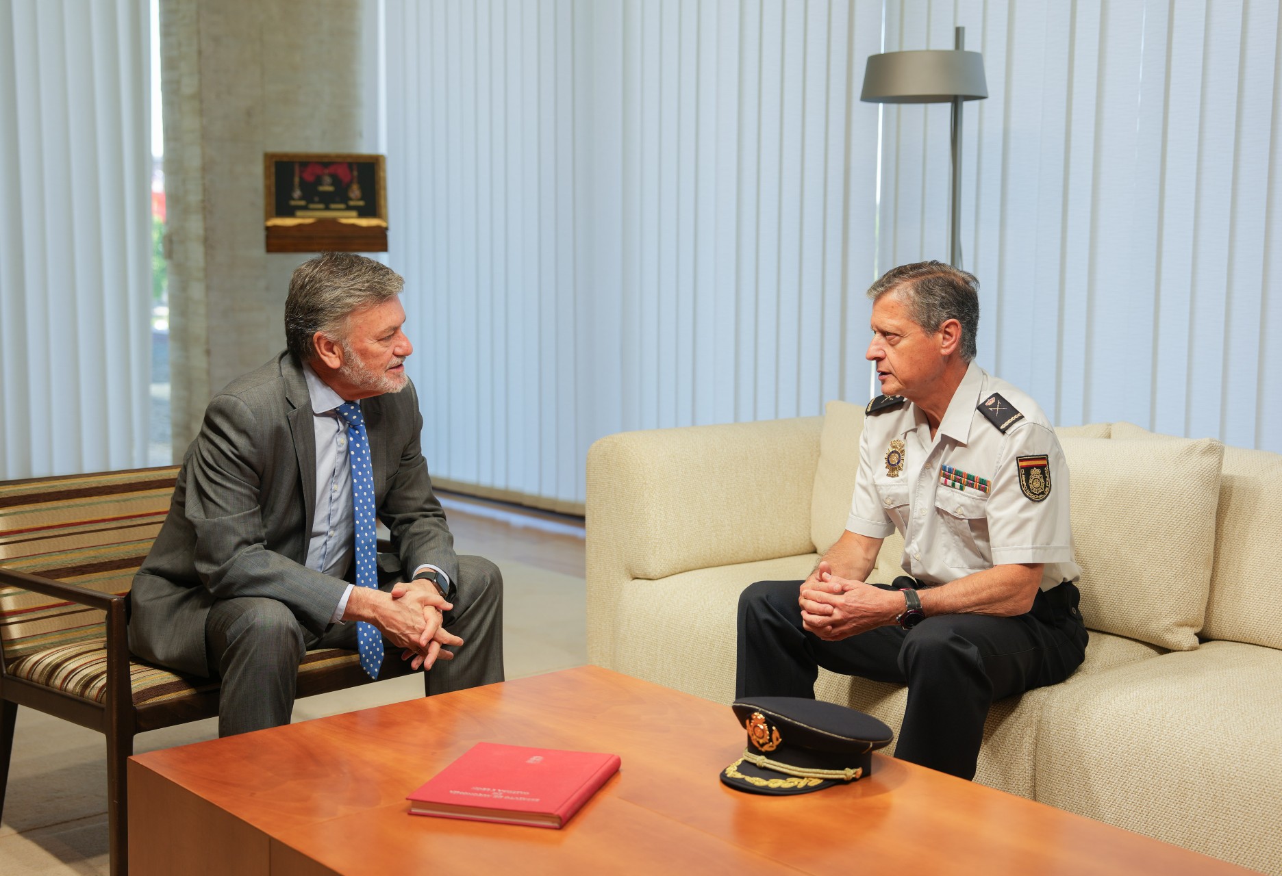 Visita institucional del Jefe Superior de Policía de Castilla y León al Presidente de las Cortes