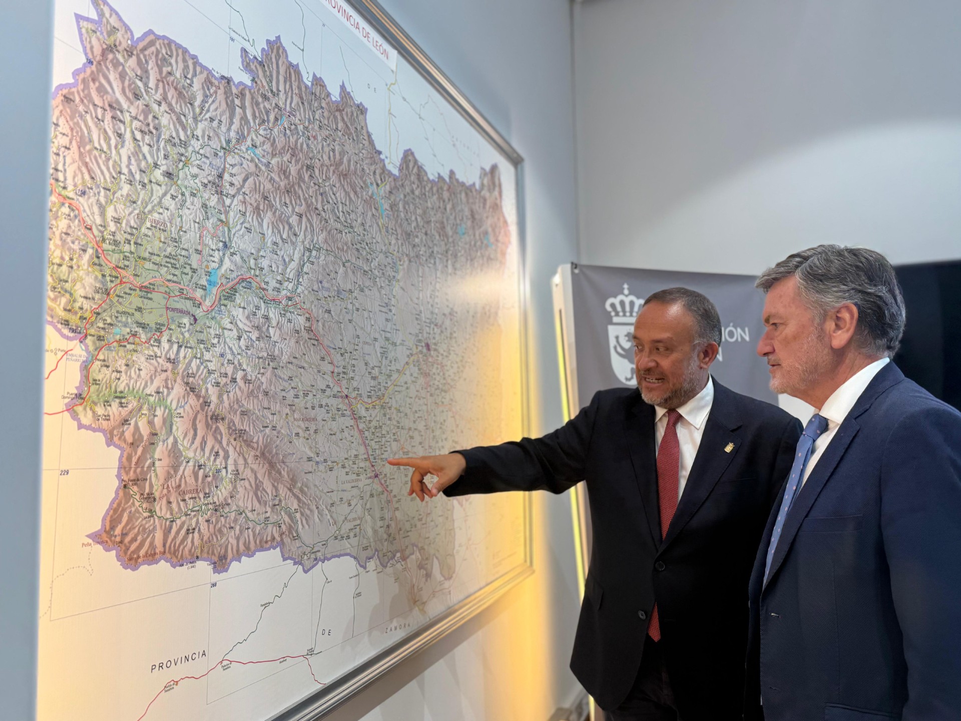 El presidente de las Cortes visita la Diputación de León