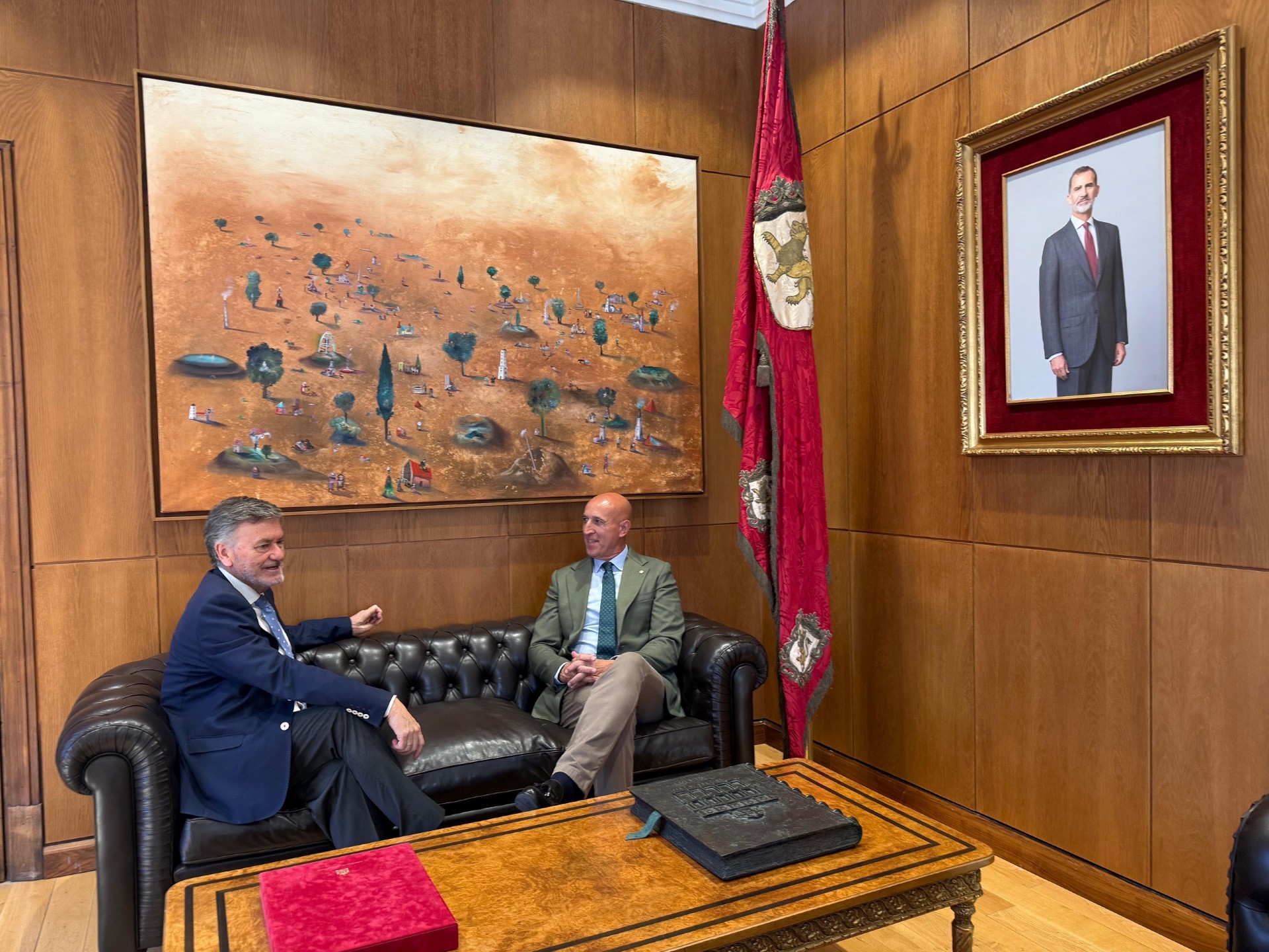 Visita institucional al Ayuntamiento de León