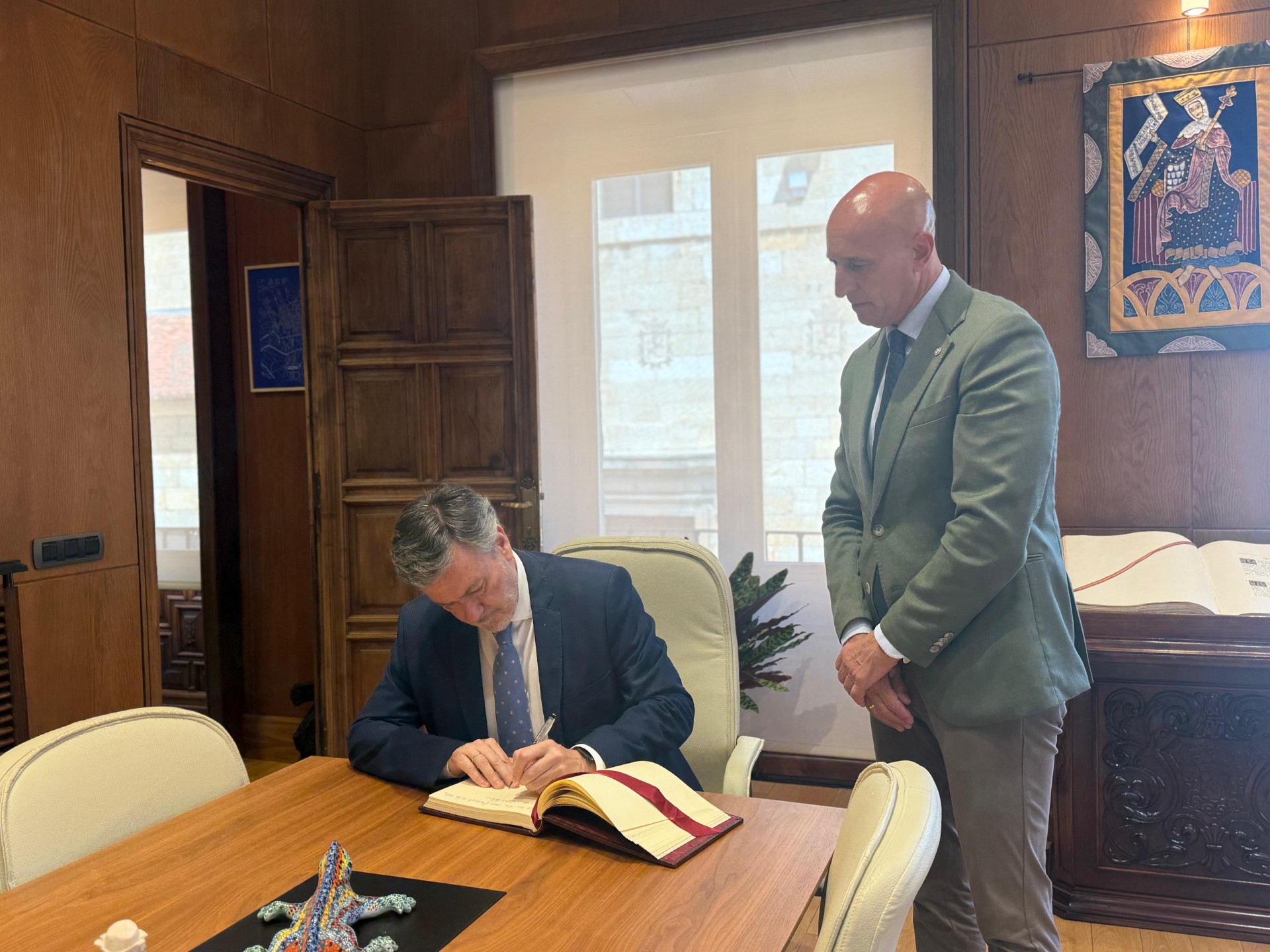 Visita institucional al Ayuntamiento de León