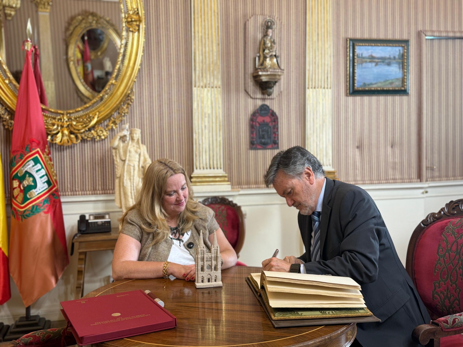 Diálogo y cooperación institucional en el encuentro entre Francisco Vázquez y Cristina Ayala
