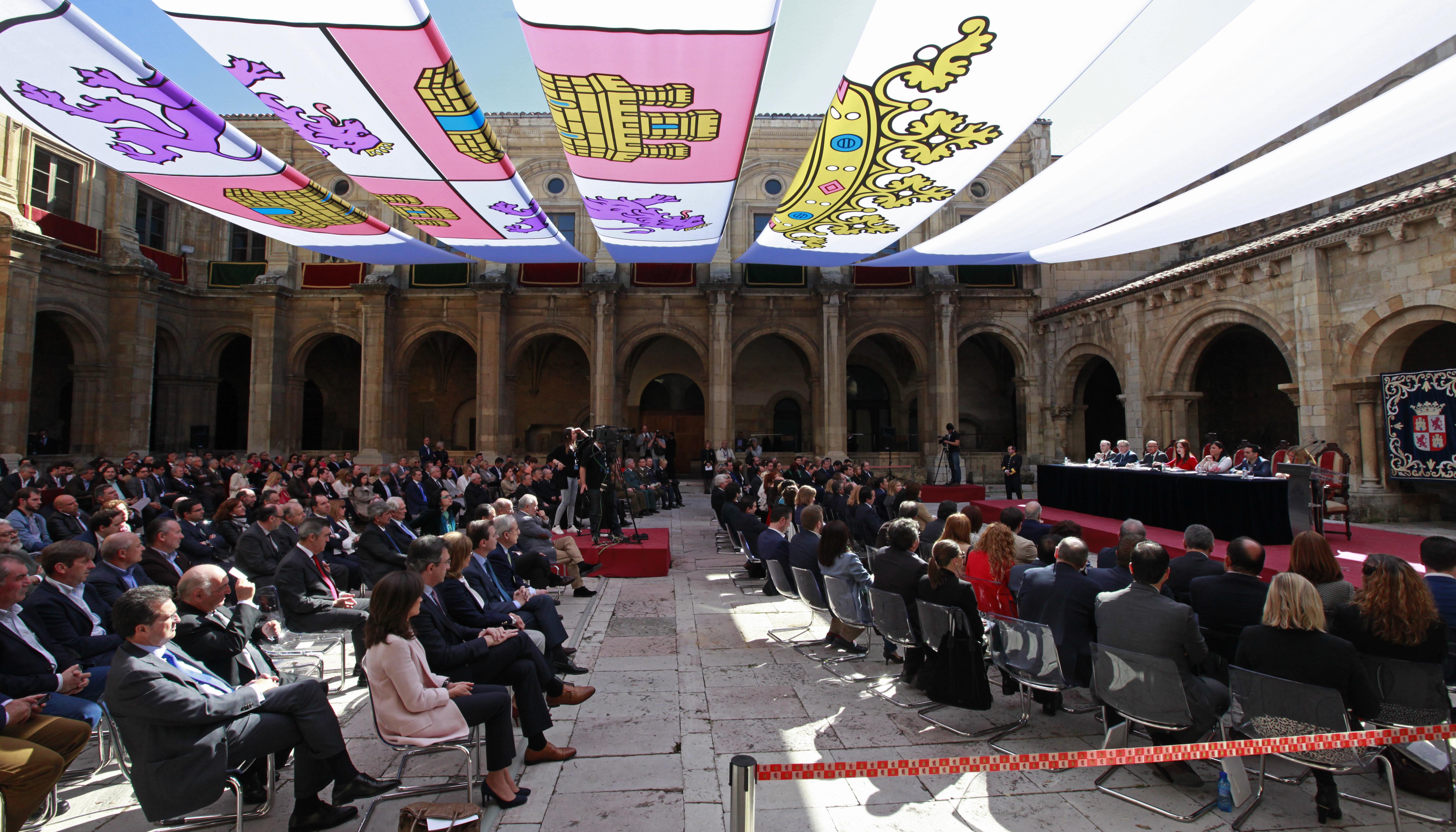 Celebración del Pleno de Cortes en la Colegiata de San Isisdoro de León