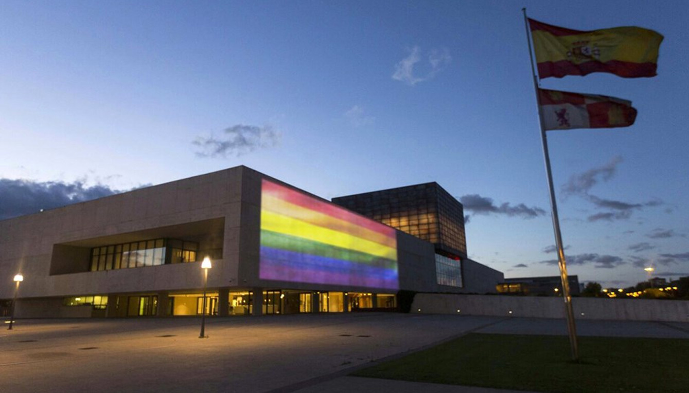 Edificio de las Cortes iluminado con la bandera del LGTBI